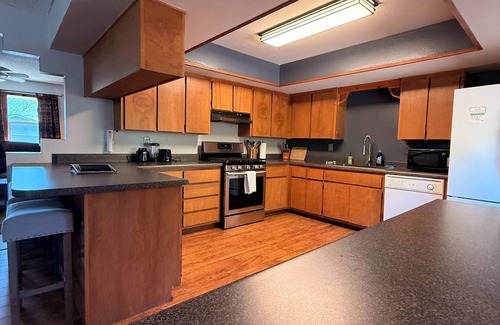 Williams House | Rustic Western Retreat steps from Rte 66 & Grand Canyon Train Depot-Pet Friendly