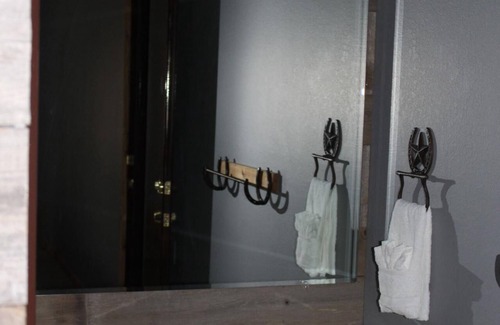 Onsted Cabin | Rustic Western Themed Hotel with amazing ameneties! Host your gathering with us