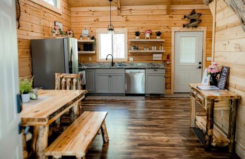 Mannsville House | Rustic Wooden Cabin with Hot-tub in Campbellsville, Kentucky