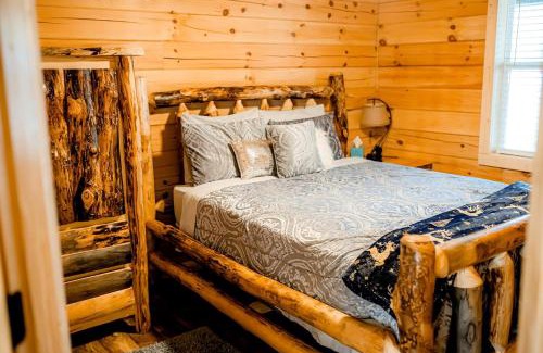 Mannsville House | Rustic Wooden Cabin with Hot-tub in Campbellsville, Kentucky