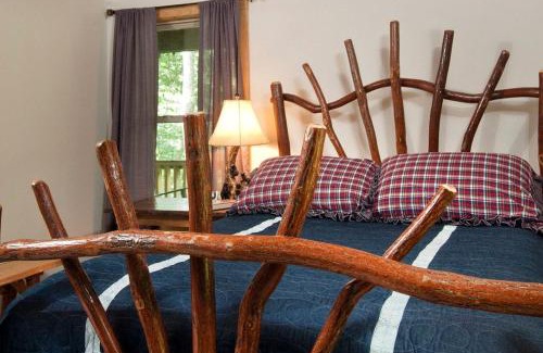 Topton House | Rustic Yet Modern Fishing and White Water Rafting Cabin in Scenic Nantahala Mountains of North Carolina