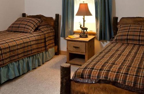 Topton House | Rustic Yet Modern Fishing and White Water Rafting Cabin in Scenic Nantahala Mountains of North Carolina