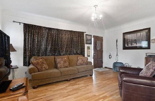Central - Terry Apartment | Rusty Relic - hot tub - 7min to hospital - 5min to DT - 5min to freeway