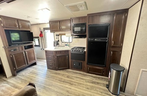 Rural Estates House | RV in a quiet neighborhood