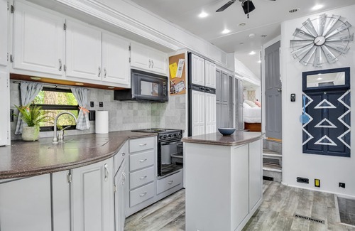 Tucker House | RV with Fireplace, Grill & Patio