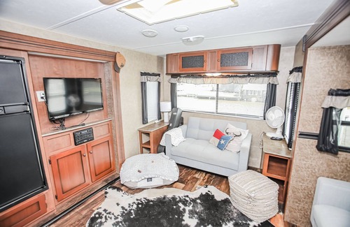 Cedar Lane Cabin | (RV2) Paradise in Sargent. Saltwater canal, minutes to ICW and beach.