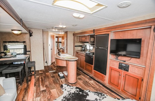 Cedar Lane Cabin | (RV2) Paradise in Sargent. Saltwater canal, minutes to ICW and beach.