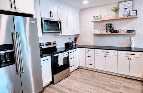 Charlotte House | RWBungalow: Games/Fence/Firepit/Hottub/OpenKitchen