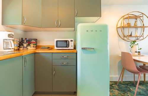 Rye Apartment | Rye Motor Inn - Deluxe Queen Studio Apartment - ADULTS ONLY