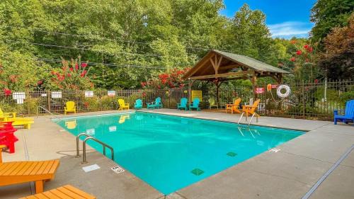 Sevierville House | Ryes and Shine Bootlegger's Cabin! Hot Tub* Pool* Arcade* Billiards *EV * Pet Friendly