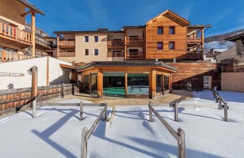 Abries Condo | Séjour alpin cosy | Piscine & sauna | Ski à Abriès