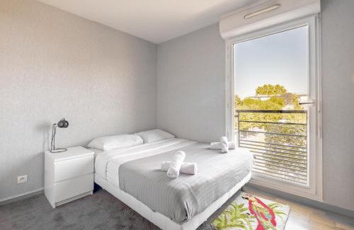 Orly Apartment | Séjour Cosy - 5 min Aéroport Orly - Parking Privée & Terrasse