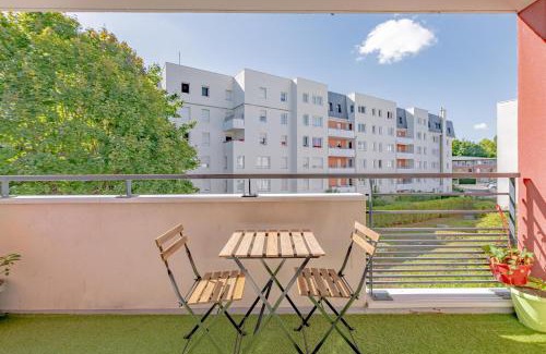 Orly Apartment | Séjour Cosy - 5 min Aéroport Orly - Parking Privée & Terrasse