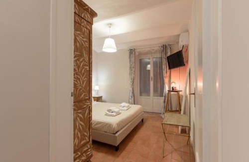 Sant' Ambrogio Apartment | S.Ambrogio Courtyard in Florence-hosted by Thinah