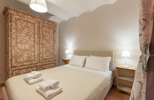 Sant' Ambrogio Apartment | S.Ambrogio Courtyard in Florence-hosted by Thinah