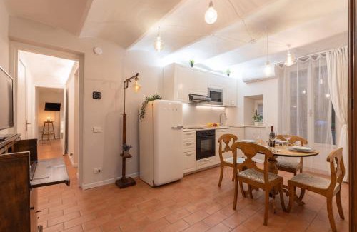 Sant' Ambrogio Apartment | S.Ambrogio Courtyard in Florence-hosted by Thinah