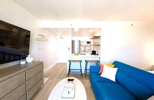 Waikiki Apartment | S&N Lux suite/Free Parking/King Bed/Kitchen/Wi-Fi