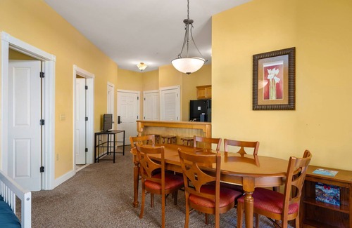 Snowshoe Condo | S100|Hot tub| Heated Garage| Ski in/out| Sleeps 8!