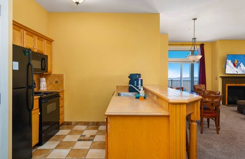 Snowshoe Condo | S100|Hot tub| Heated Garage| Ski in/out| Sleeps 8!
