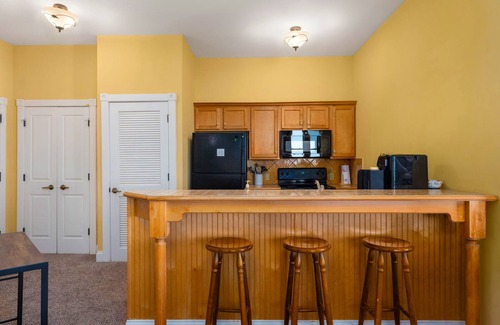 Snowshoe Condo | S100|Hot tub| Heated Garage| Ski in/out| Sleeps 8!