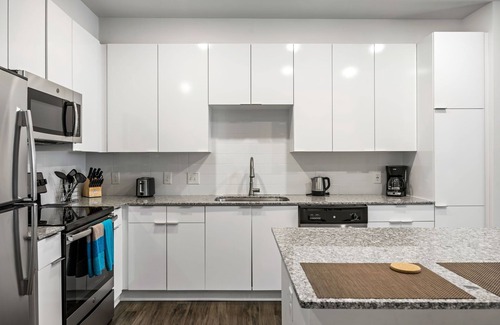 Midtown Apartment | (S2BB) Bright 2-BR Midtown Apartment with Pool and Gym