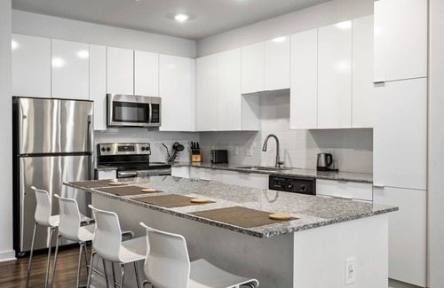 Midtown Apartment | (S2BB) Bright 2-BR Midtown Apartment with Pool and Gym