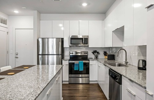 Midtown Apartment | (S2BB) Bright 2-BR Midtown Apartment with Pool and Gym