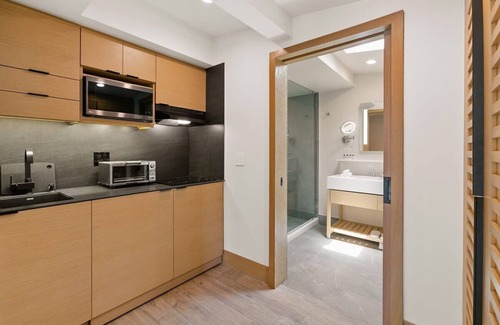 Eastern Malibu Apartment | SA Beach #9 Luxury Carbon Beach Suite with Balcony