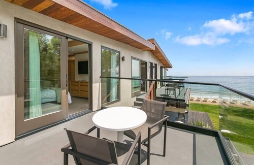 Eastern Malibu Apartment | SA Beach #9 Luxury Carbon Beach Suite with Balcony