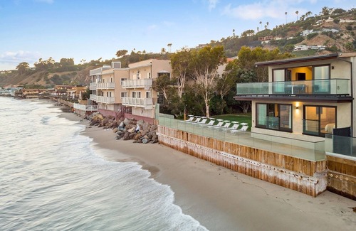 Eastern Malibu Apartment | SA Beach Suites #4 - Luxury Suite on Carbon Beach 1 Bedroom/Living room