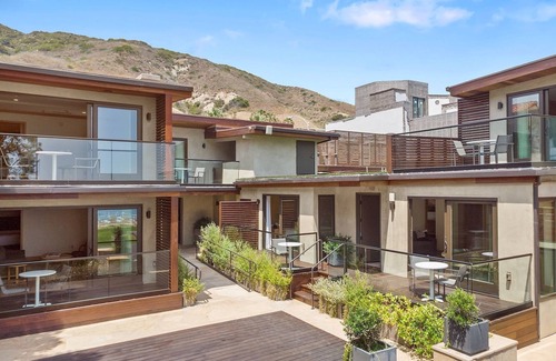 Eastern Malibu Apartment | SA Beach Suites #4 - Luxury Suite on Carbon Beach 1 Bedroom/Living room