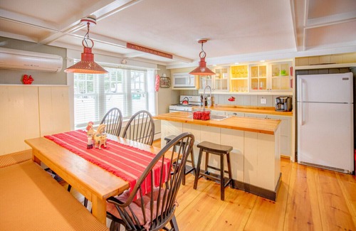 Carroll County House | Saco Access Farmhouse-Dog friendly-Fireplaces