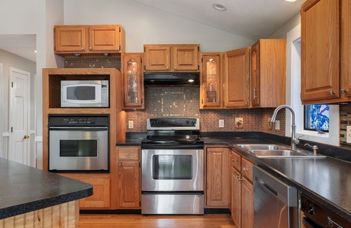 Southern Coast Apartment | Saco Central Haven: Your Perfect Retreat