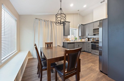 Southwestern Sacramento House | Sacramento Sanctuary: Modern 3BR Retreat w/Laundry & Parking