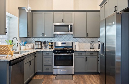 Southwestern Sacramento House | Sacramento Sanctuary: Modern 3BR Retreat w/Laundry & Parking