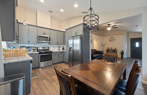Southwestern Sacramento House | Sacramento Sanctuary: Modern 3BR Retreat w/Laundry & Parking