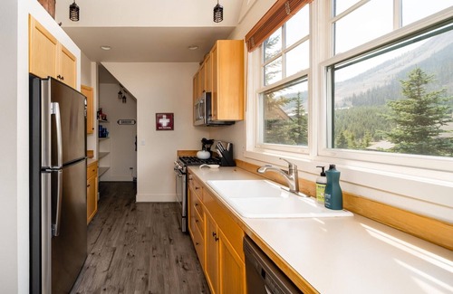 Saddle Ridge Condo | Saddle Ridge B5 (3-Bedroom Condo) with Mountain view by Moonlight Basin Lodging