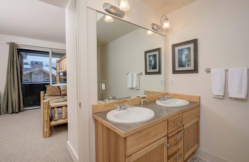 Saddle Ridge Condo | Saddle Ridge B5 (3-Bedroom Condo) with Mountain view by Moonlight Basin Lodging
