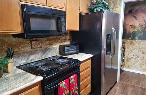 Greenacres Condo | Safari Condo Pool/Jacuzzi/Shopping & Restaurants Across The Street