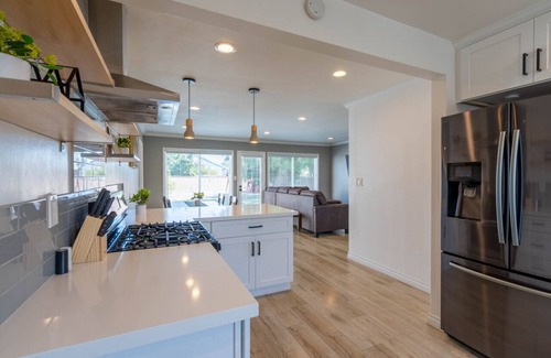 Walnut Valley House | Safe Neighborhood! 2 king beds, huge backyard!
