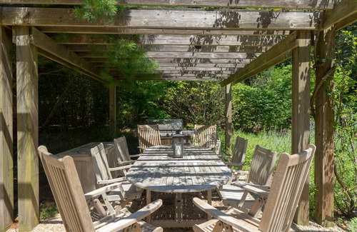 Sag Harbor House | Sag Harbor 1.5 acre CAR and RESIDENT BEACH ACCESS