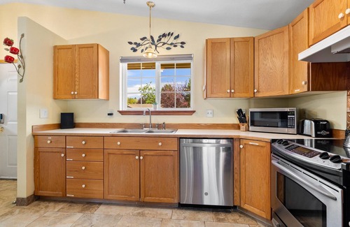Mountain View District House | Sage Country Retreat – Quiet 3 BDR, ADA Accessible & Close to Downtown!