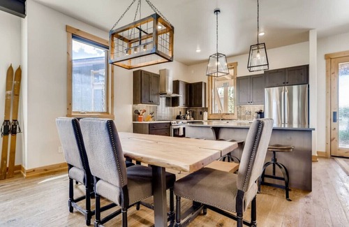 Silverthorne House | Sage Lodge - Luxury Rental, Walk to Clubhouse!