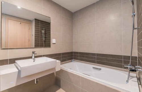 District 4 Apartment | Saigon Downtown 3BR Apt, 33th floor, FREE Gym&Pool