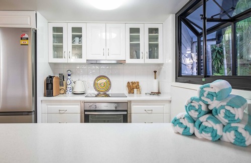 Airlie Beach House | 'Sail Away' Airlie Beach house with Marina Views (Pet Friendly on application)