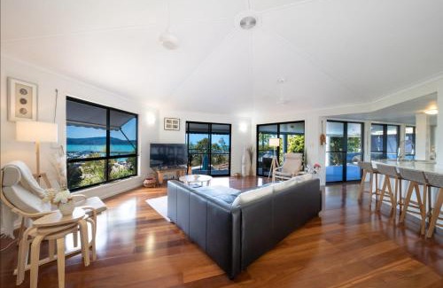 Airlie Beach House | 'Sail Away' Airlie Beach house with Marina Views