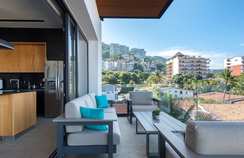 Romantic Zone Condo | Sail View,Spacious Condo Romantic Zone Ocean Views