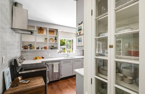 Marblehead House | Sailors Rest: Fabulous Yard, Near Beach, Town, & Bike Trail, Smart TV, Fast WiFi