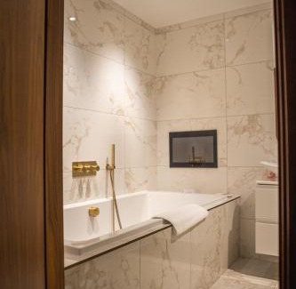 Leeds City Center Apartment | SAINT PAUL - Unrivalled 3BR Penthouse Apartment with Hot Tub Leeds