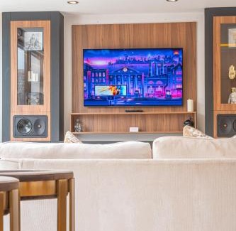 Leeds City Center Apartment | SAINT PAUL - Unrivalled 3BR Penthouse Apartment with Hot Tub Leeds